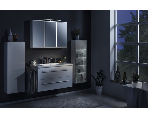 Modernes Badezimmer mit Waschtisch, Spiegelschrank, Hochschrank und beleuchteter Vitrine.