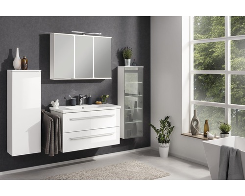 Modernes Badezimmer mit Waschtisch, Spiegelschrank und Hochschrank für Badezimmerzubehör