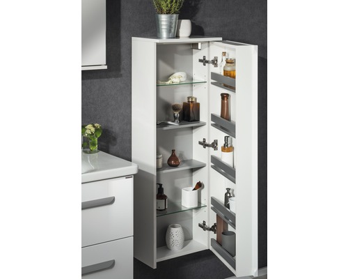 Offener Badezimmerschrank mit Glasregalen zur Aufbewahrung von Badartikeln