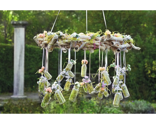 Dekorative hängende Blumengestecke mit Glasvasen und Holzstruktur