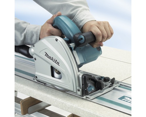 Makita Tauchsäge im Einsatz auf einer Führungsschiene