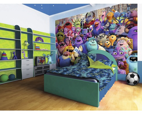 Kinderzimmer mit Bett, Regal und Monsters University Wandbild