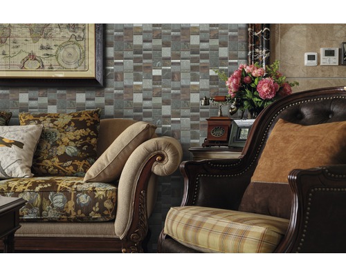 Dekoratives Wohnzimmer mit Mosaikfliesenwand, Sofa und Sessel