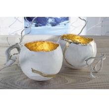 Zwei dekorative Schalen mit Goldakzenten und Zweigen auf einem Tisch