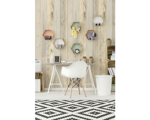 Wohnzimmer mit Schreibtisch, Stuhl und sechseckigen Regalen an einer Holzwand