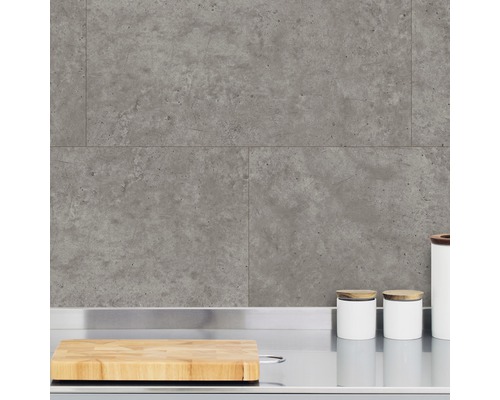 Küchenszene mit Wandpaneelen in Betonoptik, Arbeitsplatte und Zubehör