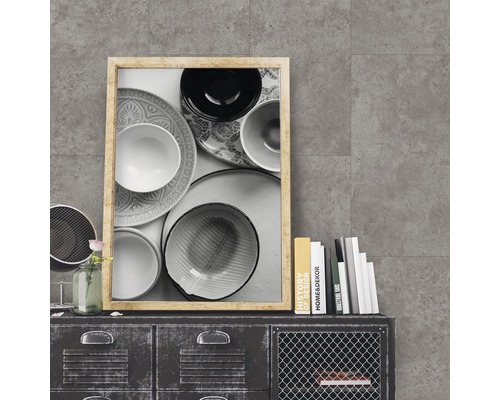 Dekoratives Bild mit Rahmen auf einer Kommode