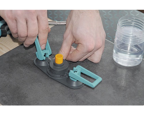 Fliesen-Nivelliersystem im Einsatz auf einer Fliese