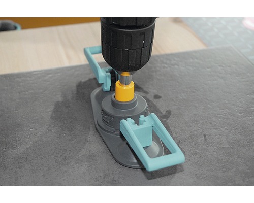 Fliesenbohrhilfe mit Bohrmaschine auf Fliese