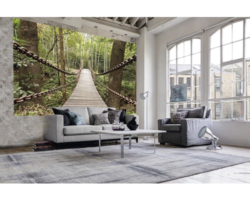 Wohnzimmer mit Fototapete einer Hängebrücke im Wald