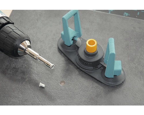 Fliesenbohrhilfe mit Bohrmaschine und Fliesenbohrer auf Fliese