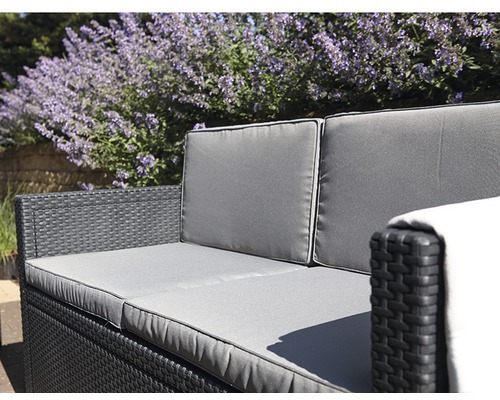 Nahaufnahme eines schwarzen Gartensofas mit grauen Polstern