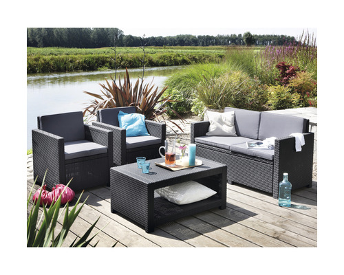 Gartenmöbelset mit Sofa, Sesseln und Tisch im Freien