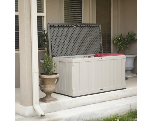 Geöffnete Gartenbox aus Kunststoff auf einer Terrasse