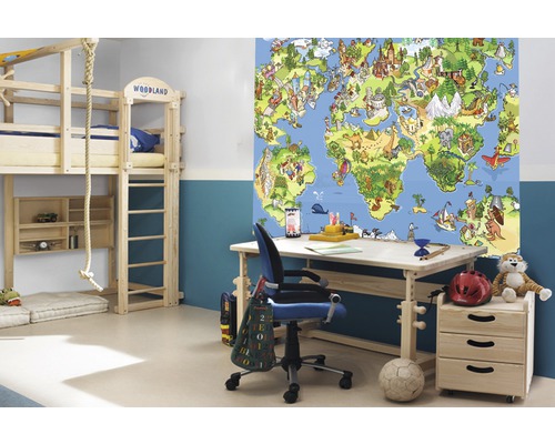 Kinderzimmer mit Hochbett, Schreibtisch und Weltkarten-Tapete