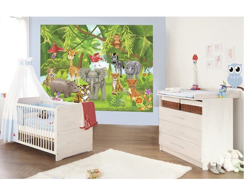 Kinderzimmer mit Gitterbett, Wickelkommode und Dschungeltapete mit Tiermotiven