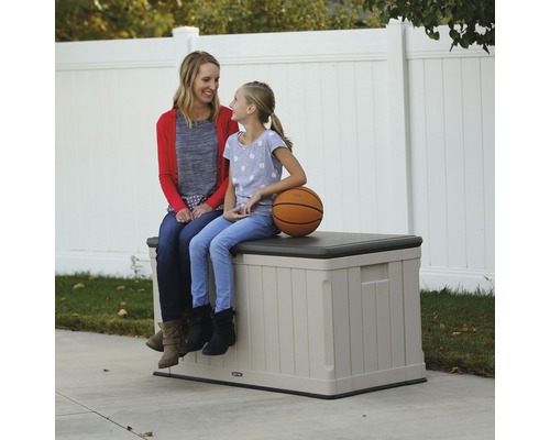 Outdoor-Aufbewahrungsbox mit zwei Personen, die darauf sitzen