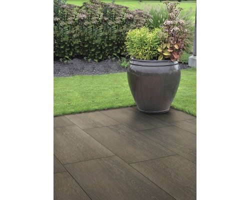 Gartenlandschaft mit Keramikfliesen in Holzoptik und bepflanztem Topf