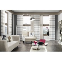 Wohnzimmer mit Schiebegardinen, Sofa und Stehlampe