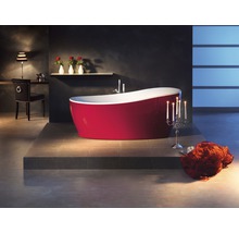 Freistehende Badewanne in einem Badezimmer mit Kerzenleuchter und Stuhl