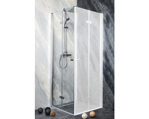 Eckdusche mit Glastüren und Duschgarnitur