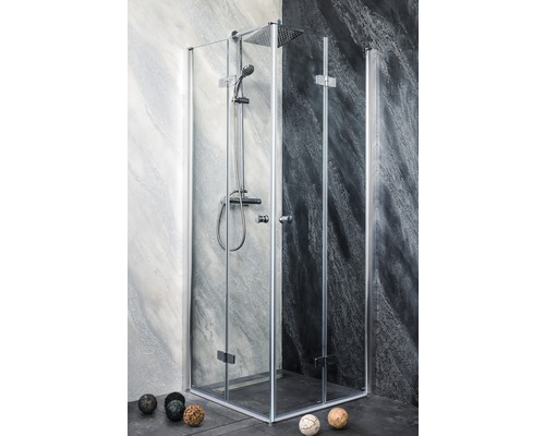 Eckdusche mit Duscharmatur und klaren Glasscheiben im Badezimmer