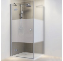 Dusche mit Duschabtrennung aus Glas und Duschkopf