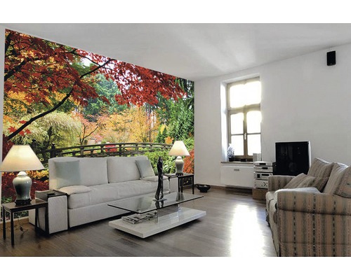 Wohnzimmer mit Fototapete eines japanischen Gartens im Herbst