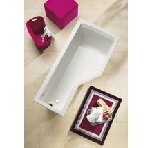 Weiße Badewanne mit Badematte, Wäschekorb und Hocker im Badezimmer