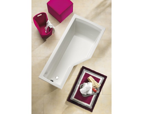 Weiße Badewanne mit Badematte, Wäschekorb und Hocker im Badezimmer