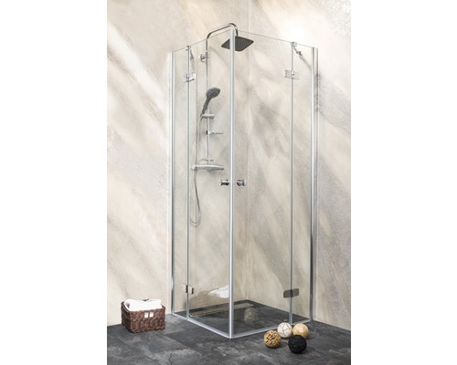Eckdusche mit transparentem Glas und silbernen Beschlägen in einem Badezimmer.