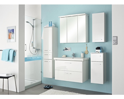 Modernes Badezimmer mit Dusche, Waschtisch, Spiegelschrank und Hochschränken in hellem Design