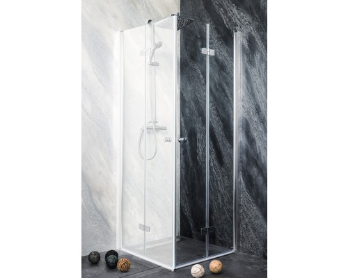 Eckdusche mit Duscharmatur und Brausekopf vor Wand