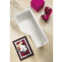 Aufnahme von oben einer Badewanne, eines Badvorlegers, eines Hockers und eines Wäschekorbs