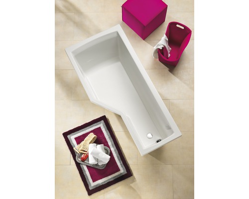 Aufnahme von oben einer Badewanne, eines Badvorlegers, eines Hockers und eines Wäschekorbs