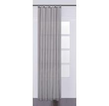 Graue Gardine mit Schlaufen vor einem Fenster.