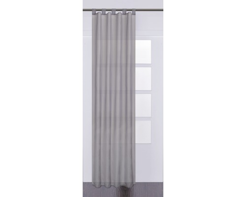 Graue Gardine mit Schlaufen vor einem Fenster.