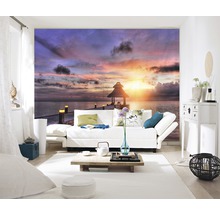 Wohnzimmer mit Fototapete eines Sonnenuntergangs über dem Meer