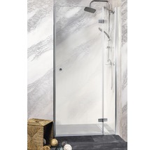 Duschkabine mit Duscharmatur und Ablage im Badezimmer