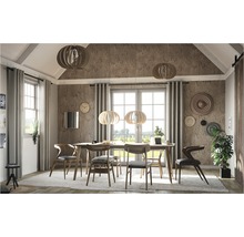 Esszimmer mit Esstisch, Stühlen und Pendelleuchten im modernen Design.