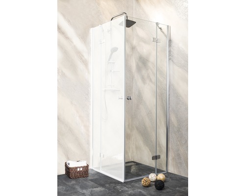 Duschkabine mit Glaswänden und Armaturen im Badezimmer