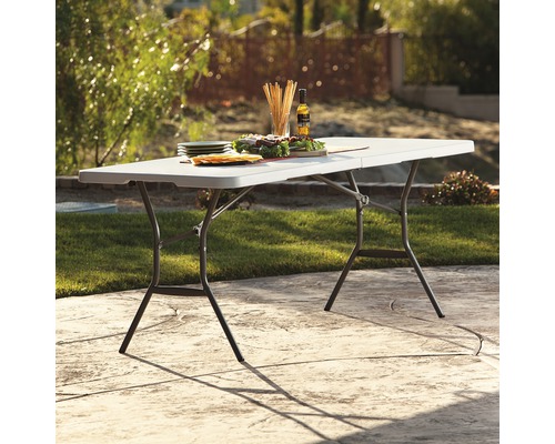 Rechteckiger Klapptisch mit Speisen und Getränken im Garten