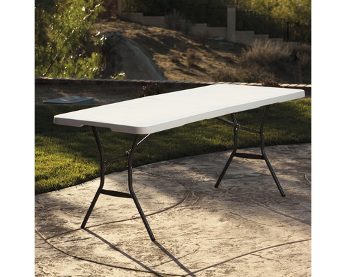 Rechteckiger Klapptisch mit Metallgestell im Außenbereich.