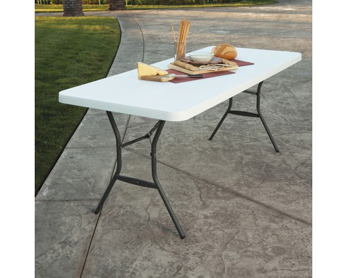 Weißer Klapptisch mit Speisen für den Aussenbereich