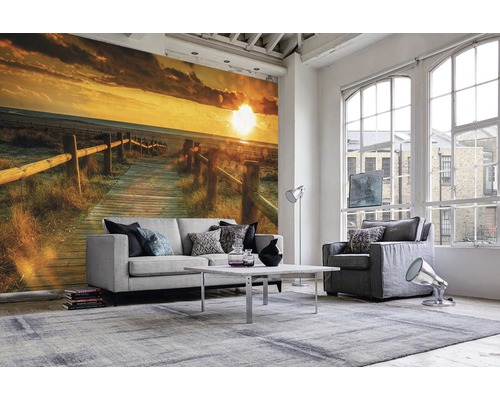 Wohnzimmer mit Fototapete mit Strandmotiv, Sofa, Sessel, Tisch und Teppich