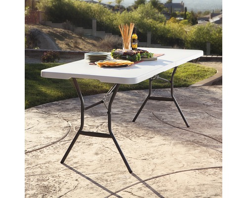 Weißer Klapptisch mit Speisen und Getränken im Freien