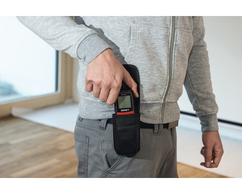 Eine Person trägt ein Solas VECTOR 50 Entfernungsmessgerät in einer schwarzen Gürteltasche.