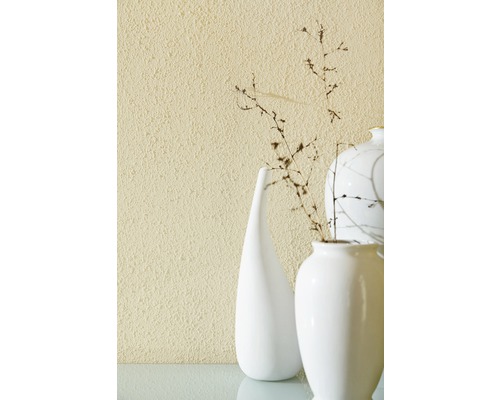 Dekorative Anordnung mit weißen Vasen und getrockneten Pflanzen