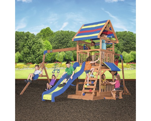 Spielplatz aus Holz mit Schaukel, Rutsche und Spielhaus für Kinder im Garten.