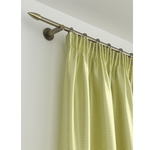 Gardinenstange mit Vorhang und Zubehör zur Fensterdekoration.